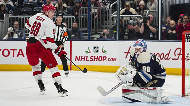 Martin Neas ped brankou Elvise Merzlikinse.
