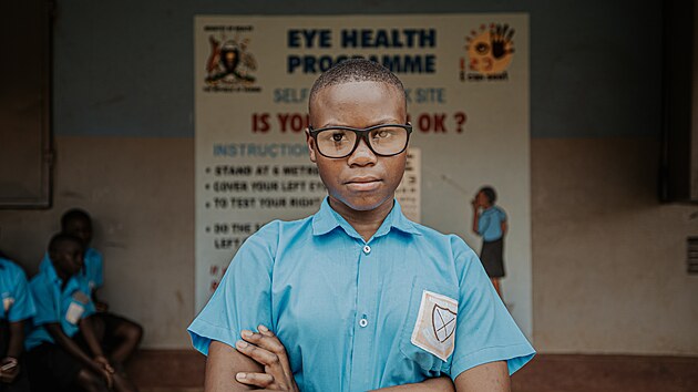 T�ináctiletá Ugan�anka Cleopatra Ahuura u� vidí dob�e. Brýle získala díky...
