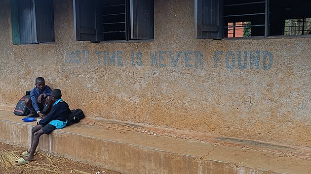 �Ztracen� �as u� se nikdy nenajde,� nab�d� n�pis na zdi d�ti z Duhaga Boys...