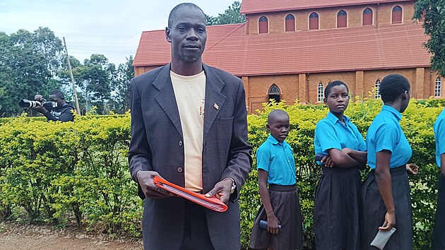 Ugan�an Godfrey Businge u�� ve �kole Duhaga Boys Primary School v Hoim�. (5....