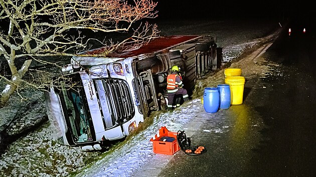 U Horn� Vltavice se p�evr�til kamion s n�hradn�mi d�ly do aut.