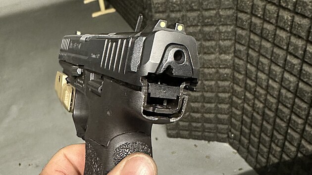 Petlakovan nboj pi vstelu nenvratn pokodil pistoli znaky Heckler a Koch. Jejho majitele Ondeje Florku lomky zbran zranily na tvi.