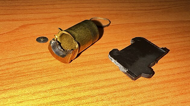 Petlakovan nboj pi vstelu nenvratn pokodil pistoli znaky Heckler a Koch. Jejho majitele Ondeje Florku lomky zbran zranily na tvi.