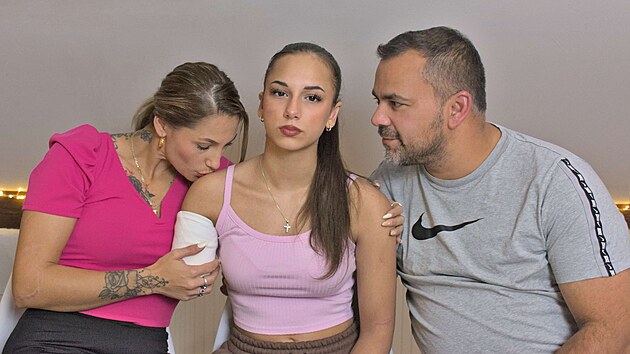 Nela Charcho�ov� z �st� nad Labem p�i�la p�i autonehod� o pravou ruku kus nad loktem.