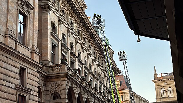 Pra��t� hasi�i zasahuj� u po��ru v historick� budov� N�rodn�ho divadla. (26. listopadu 2024)