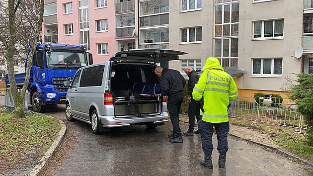 Mu se v libereckch Pavlovicch zabarikdoval v byt a vyhrooval en, kterou pak tce zranil. Sm pot skoil z okna. (26. listopadu 2024)