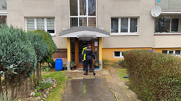 Mu se v libereckch Pavlovicch zabarikdoval v byt a vyhrooval en, kterou pak tce zranil. Sm pot skoil z okna. (26. listopadu 2024)