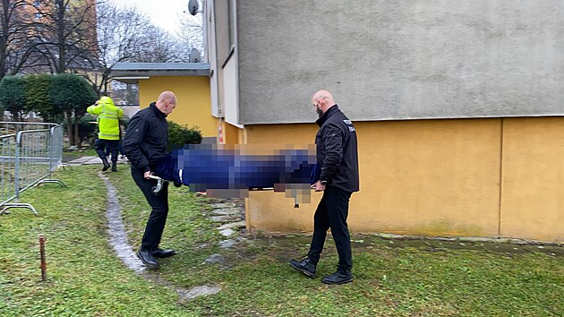 Mu se v libereckch Pavlovicch zabarikdoval v byt a vyhrooval en, kterou pak tce zranil. Sm pot skoil z okna. (26. listopadu 2024)