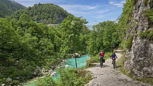 Nov� cyklostezka Trans Dinarica kop�ruje ve Slovinsku koryto �eky So�a.