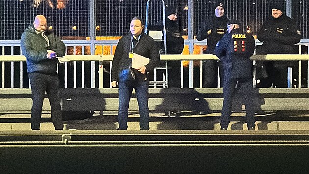 Policie zasahuje na Nuselskm most pot, co z nho skoil lovk. (29. listopad 2024)