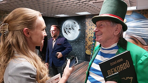 Herec Josef Dvo��k m� v knize rekord� sv�j vlastn� z�znam. Je v �esk�m filmu a divadle nej�ast�j��m p�edstavitelem vodn�ka.