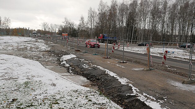 Peloka silnice I/37 zaala na jinm okraji ru vznikat v kvtnu, te ped zimou stavebn ruch ustal. Omezen vak na mst stavby zstala.