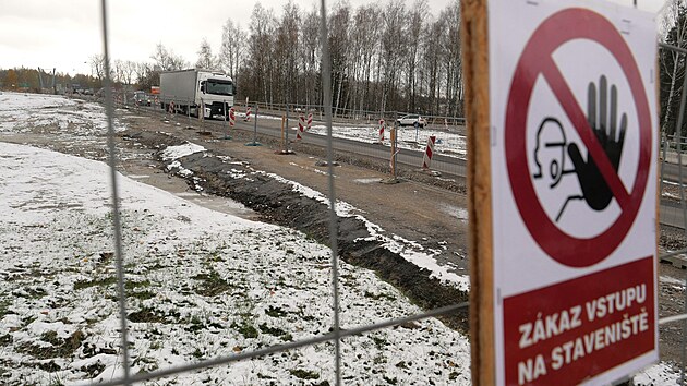 Peloka silnice I/37 zaala na jinm okraji ru vznikat v kvtnu, te ped zimou stavebn ruch ustal. Omezen vak na mst stavby zstala.