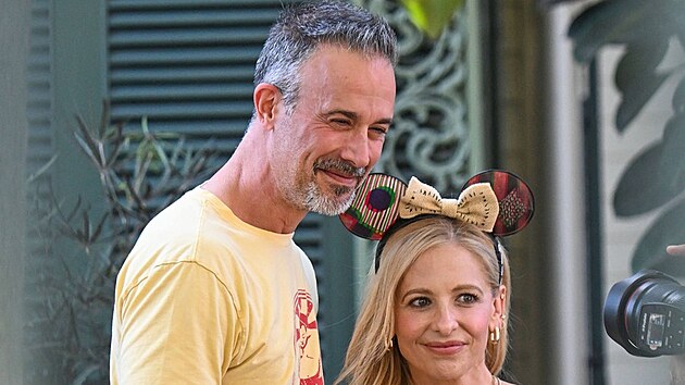 I kdy� se Freddie Prinze Jr. a Sarah Michelle Gellarov� sna�� vyh�bat bulv�ru, kdy� byli s rodino v Disneylandu, fotografov� si je hned na�li (��jen 2024)
