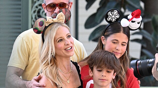 I kdy� se Freddie Prinze Jr. a Sarah Michelle Gellarov� sna�� vyh�bat bulv�ru, kdy� byli s rodino v Disneylandu, fotografov� si je hned na�li (��jen 2024)