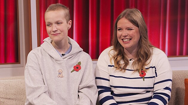 Liz Hattonov� se svou matkou v televizn� show (��jen 2024)