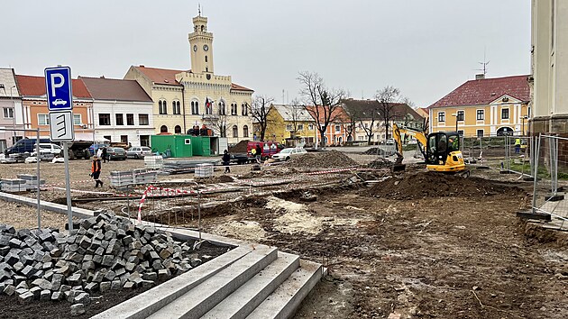 Na promn nmst spolupracovaly Postoloprty s architekty. Studii u ped lety pro msto vytvoil Roman Kouck, kter stoj napklad i za Marinskm mostem v st nad Labem, se svm tmem.