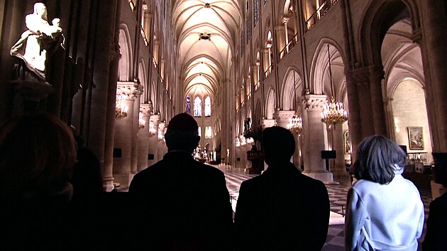 Katedr�la Notre Dame je jako nov�, prohl�dl si ji prezident Macron