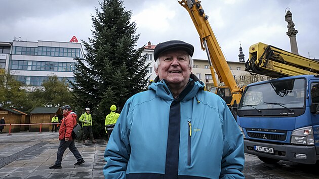 Na Masarykov tento tden postavili vnon strom. Dvanctimetrovou jedli daroval mstu Ji Kobrsk (na snmku). (20. listopadu 2024)