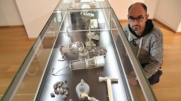 Do historie svcen, ne se zaala vyuvat elektina, zavede vstava v Centru tradinch technologi Pbor nazvan Tma jako v pytli. Na snmku vedouc muzea Vclav Michalika.