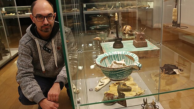 Do historie svcen, ne se zaala vyuvat elektina, zavede vstava v Centru tradinch technologi Pbor nazvan Tma jako v pytli. Na snmku vedouc muzea Vclav Michalika.