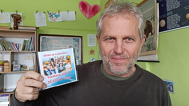 �editel Z�kladn� �koly Star� Voda Martin Vlas�k s v�ukov�m CD U��me se s p�sni�kou.