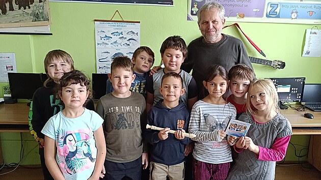 �editel Z�kladn� �koly Star� Voda Martin Vlas�k s d�tmi a v�ukov�m CD U��me se s p�sni�kou.
