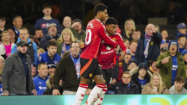 Marcus Rashford (vlevo) a Amad Diallo se radují z gólu v utkání proti Ipswichi.