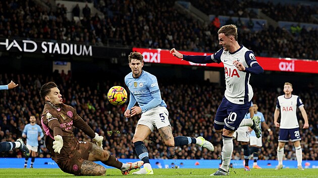 Tottenhamský James Maddison st�ílí gól Manchesteru City.