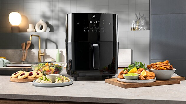 Fritéza Electrolux má deset p�ednastavených program�, které sta�í spustit...
