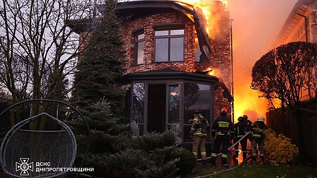 Hasi�i pracuj� na m�st� rusk�ho raketov�ho �toku v ukrajinsk�m Dnipru. (21. listopadu 2024)