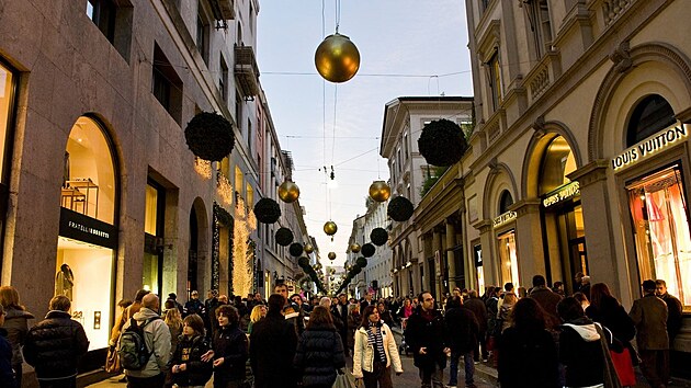 Ulice Montenapoleone v Mil�n�, kde s�dl� butiky �ady luxusn�ch zna�ek. (20. listopadu 2024)