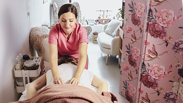 Porodn� asistentka Tereza Lerch Dav�dkov� pom�h� �en�m s po�et�m a prov�z� je t�hotenstv�m. (26. listopadu 2024)