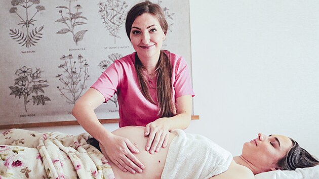 Porodn� asistentka Tereza Lerch Dav�dkov� pom�h� �en�m s po�et�m a prov�z� je t�hotenstv�m. (26. listopadu 2024)