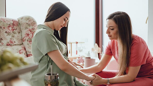 Porodn� asistentka Tereza Lerch Dav�dkov� pom�h� �en�m s po�et�m a prov�z� je t�hotenstv�m. (26. listopadu 2024)