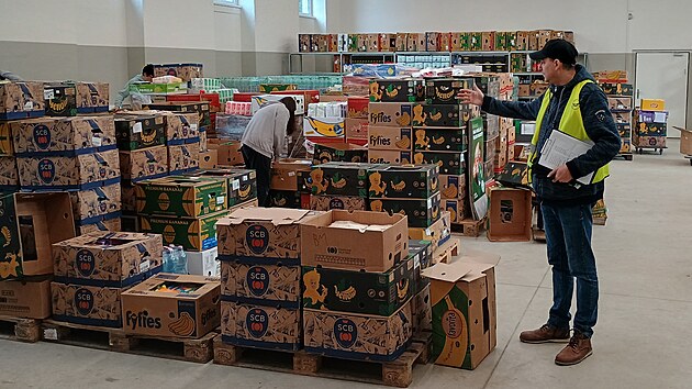 Potravinov� banka Karlovarsk�ho kraje v t�chto dnech ve sv�m skladu zpracov�v� v�t�ek sobotn� sb�rky.