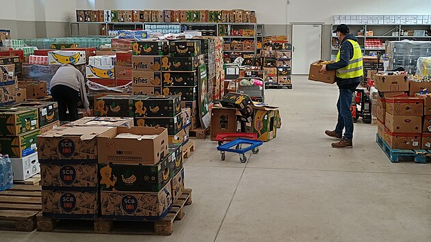 Potravinov� banka Karlovarsk�ho kraje v t�chto dnech ve sv�m skladu zpracov�v� v�t�ek sobotn� sb�rky.