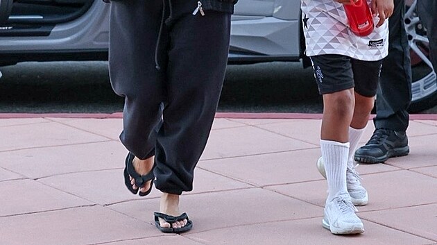 Kim Kardashianovou jsme mohli ji� n�kolikr�t vid�t v �roz��znut�ch� �abk�ch zna�ky Maison Margiela. Nos� je i na podzim.