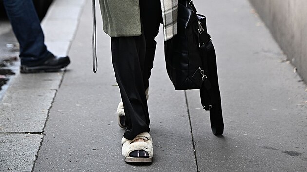 Podivn� boty jsou u� t�et�m zvl�tn�m trendem v oblasti obuvi v posledn� dob�. P�edch�zely jim nehod�c� se a o�kliv� boty.