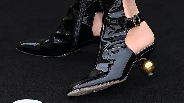 Av�ak pouze do t� doby, ne� se oto�ila bokem. Hned bylo jasn�, �e i ona propadla trendu podivn� obuvi.