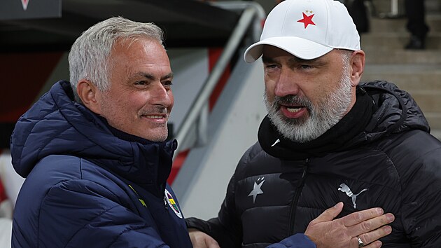 Tren��i Jos� Mourinho (vlevo) a Jind�ich Trpi�ovsk� se zdrav� p�ed utk�n�m...