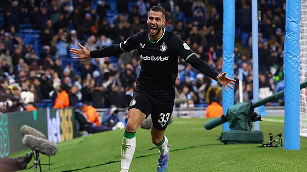 Obránce Feynoordu Dávid Hancko slaví gól do sít� Manchesteru City.