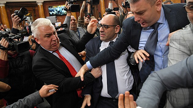 Srbt poslanci vldy a opozice se servali kvli vin za 15 mrtvch pi zcen budovy na ndra v Novm Sadu. (25. listopadu 2024)