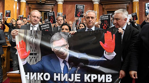 Srbt poslanci vldy a opozice se servali kvli vin za 15 mrtvch pi zcen budovy na ndra v Novm Sadu. (25. listopadu 2024)