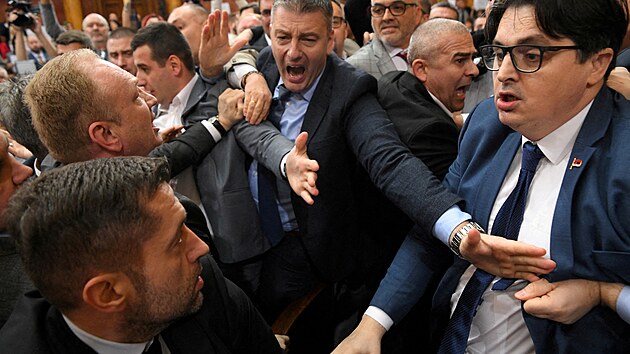 Srbt poslanci vldy a opozice se servali kvli vin za 15 mrtvch pi zcen budovy na ndra v Novm Sadu. (25. listopadu 2024)