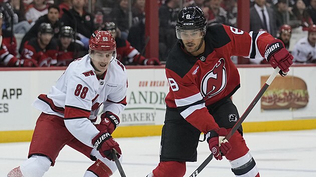 Martin Neas (vlevo) z Carolina Hurricanes brn Johnathana Kovacevice z New Jersey Devils.