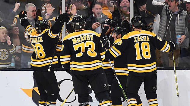 David Pastrk (88), Charlie McAvoy (73) nebo Pavel Zacha (18) z Bostonu slav gl spoluhre Eliase Lindholma.