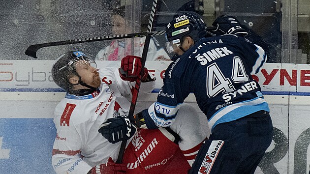 Ji�� Ondru�ek z Olomouce pad� po st�etu s libereck�m Radimem �imkem.