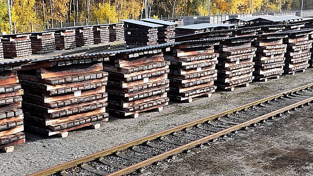 Sklad most, kolejnic a prac Sprvy sttnch hmotnch rezerv.