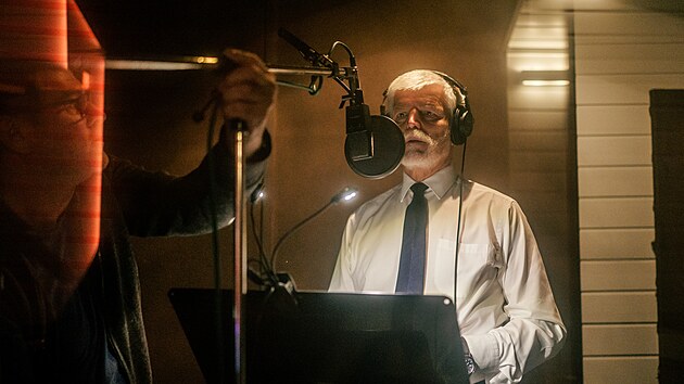 Prezident Petr Pavel v nahr�vac�m studiu, kde namluvil sv�j part pro kampa� �esk� filharmonie.